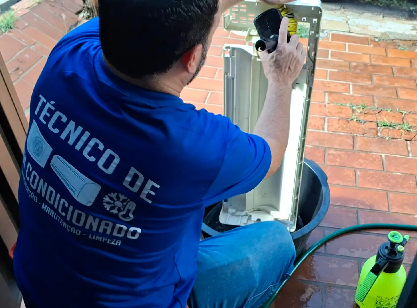 Técnico da WHM higienizando uma unidade interna de ar-condicionado