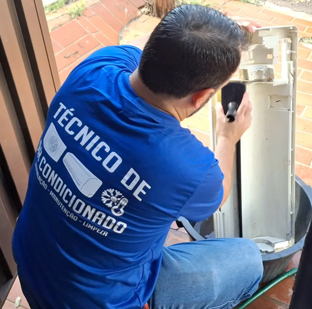 Limpeza detalhada da unidade interna do ar-condicionado