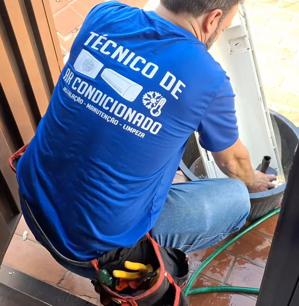 Técnico da WHM trabalhando em ar-condicionado